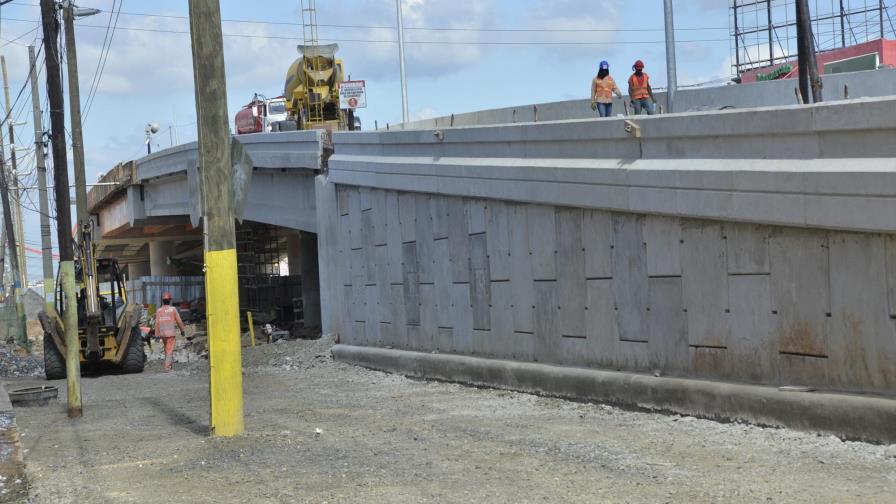 El elevado de la avenida Charles de Gaulle con Mella está en la etapa final