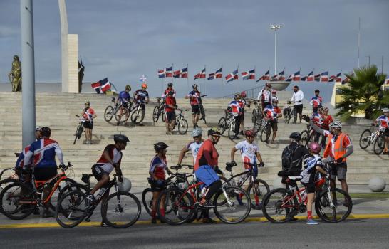 Ciclistas celebran natalicio de Duarte con recorrido por la Capital 