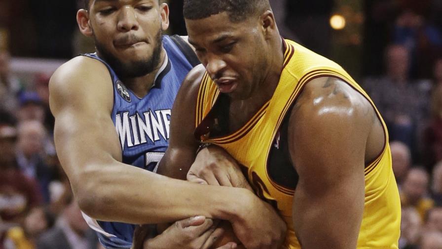 Towns alcanza su doble-doble 22, pero LeBron pudo más