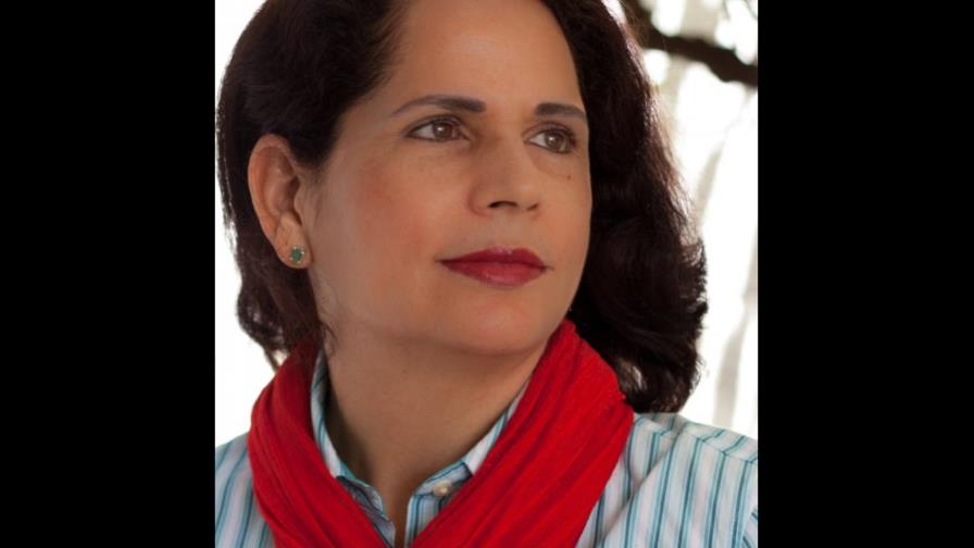 La poeta y narradora Ángela Hernández recibe Premio Nacional de Literatura 2016