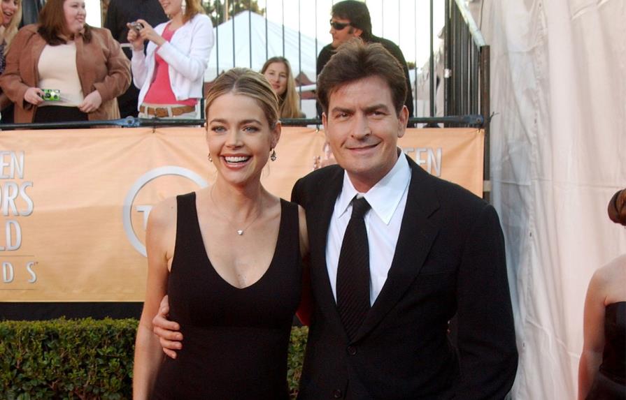 Charlie Sheen amenazó de muerte a su ex Denise Richards: “Te cortaré la cabeza y se la daré a tu padre”