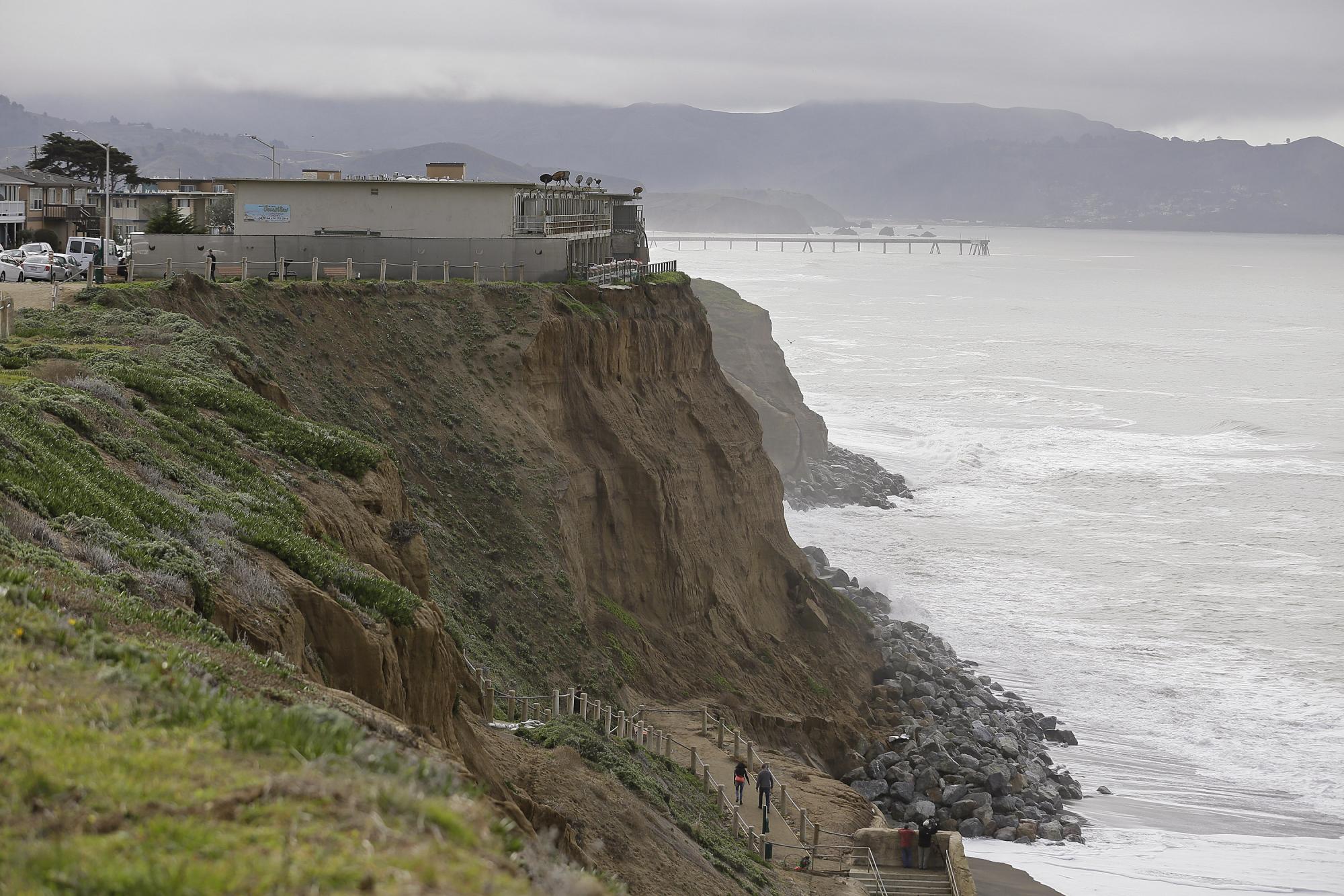 Oleaje pone en peligro a una ciudad costera de California