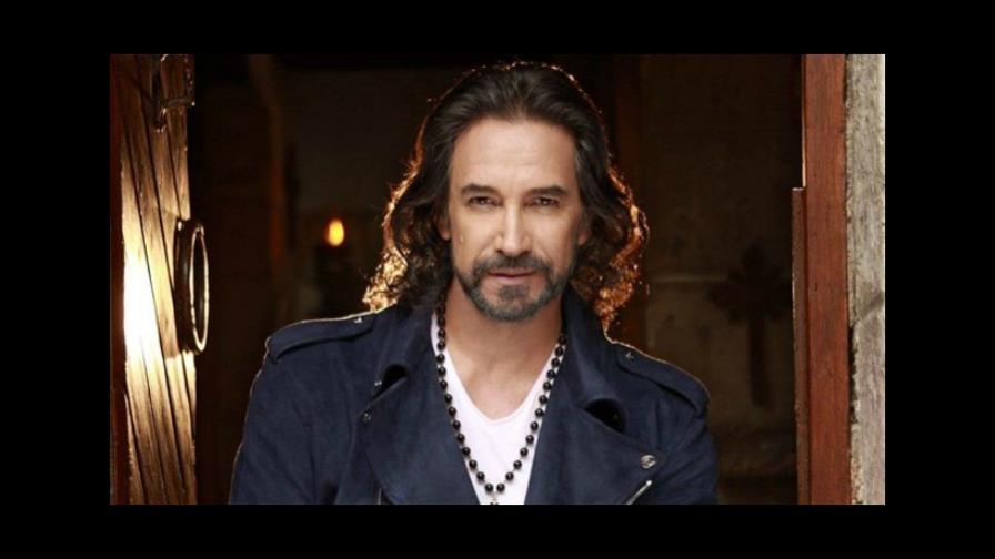 Marco Antonio Solís le canta al papa en agradecimiento a su visita a México