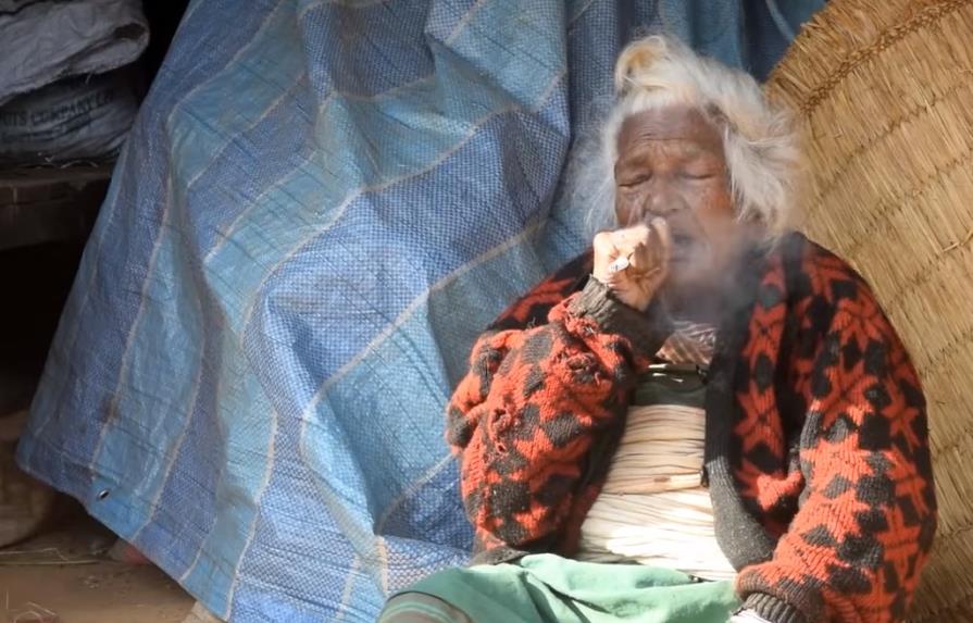 Mujer de 112 años asegura que el secreto de su edad es fumar 30 cigarrillos diarios