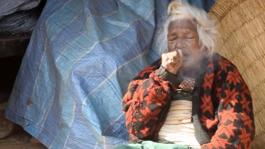 Mujer de 112 años asegura que el secreto de su edad es fumar 30 cigarrillos diarios