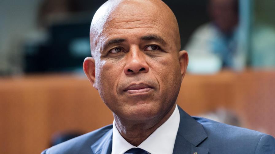 Juez pide a Interpol detener a los expresidentes de Haití Michel Martelly y Jocelerme Privert