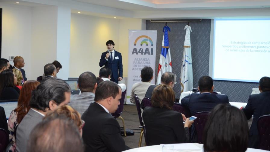 Expertos participan de un debate sobre infraestructuras y banda ancha