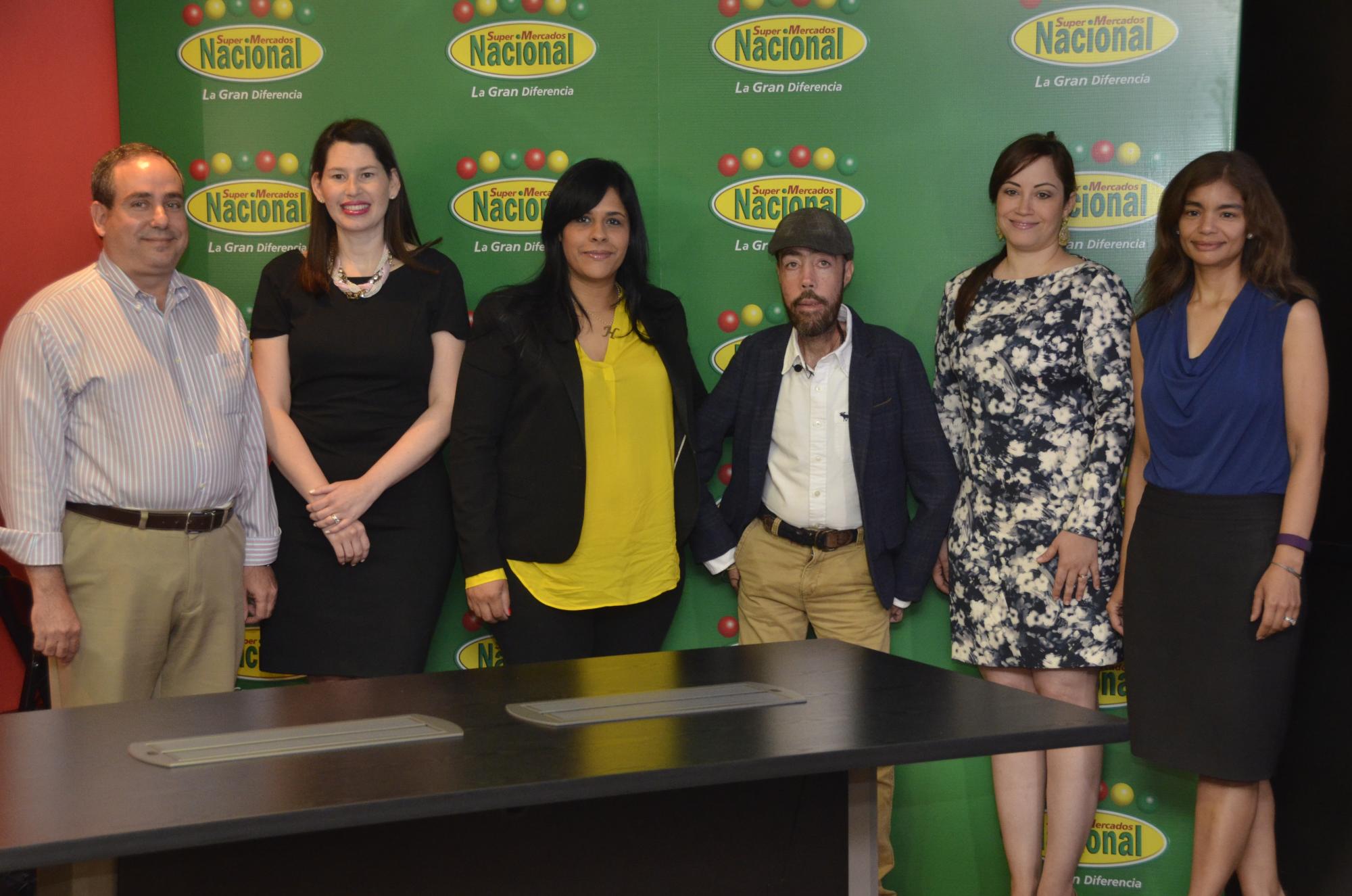 Maickel Melamed junto a ejecutivos de CNN y SpotLine América que lo traen al país