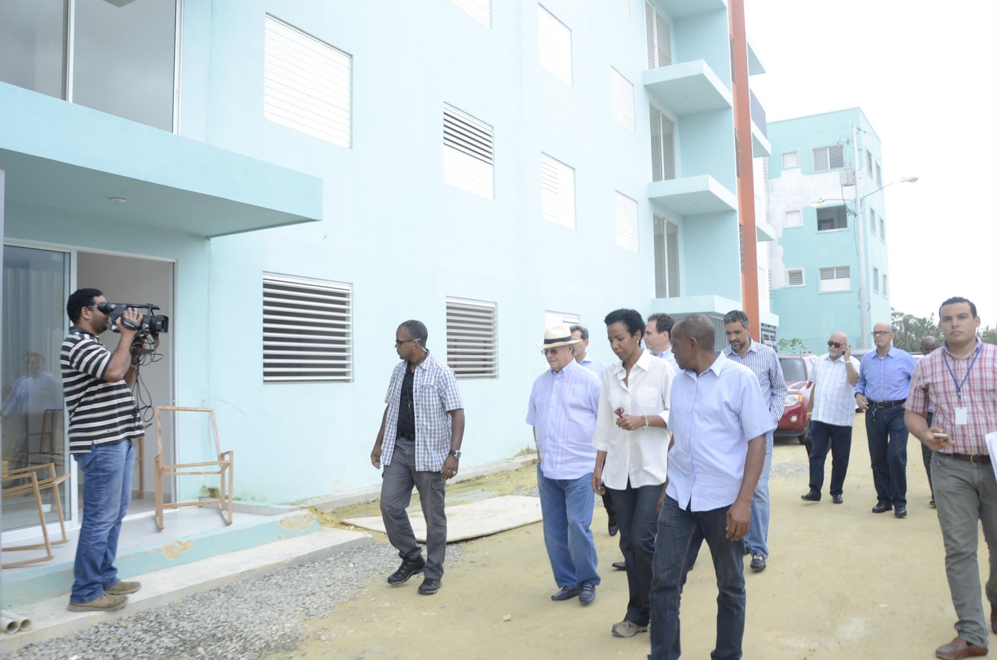 El expresidente Hipólito Mejía durante su visita al proyecto La Nueva Barquita, en La Jabilla, Sabana Perdida, Santo Domingo Norte.