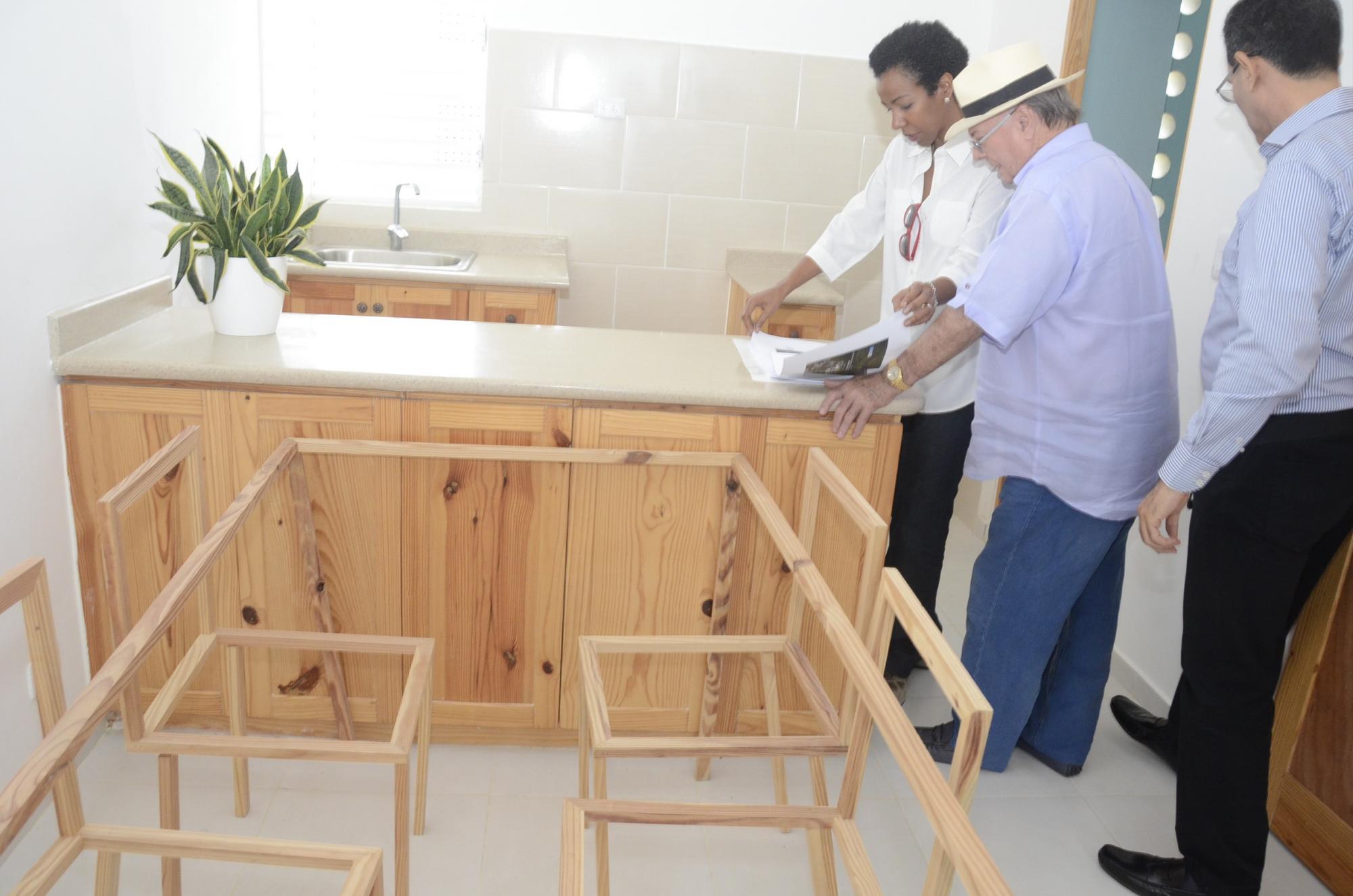 El expresidente Hipólito Mejía durante su visita al proyecto La Nueva Barquita, en La Jabilla, en Sabana Perdida, Santo Domingo Norte.