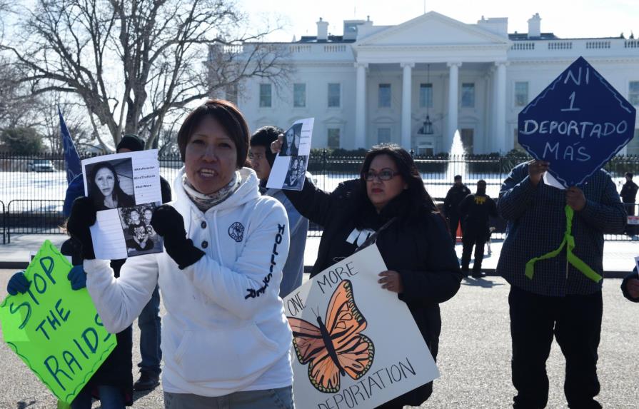 Proinmigrantes llevan 66.000 firmas contra las deportaciones a la Casa Blanca