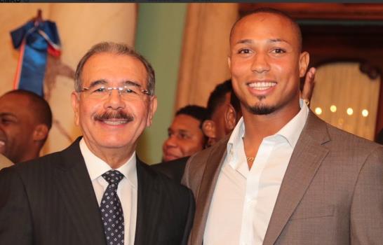 Presidente Danilo Medina entrega la Bandera Nacional al equipo Escogido