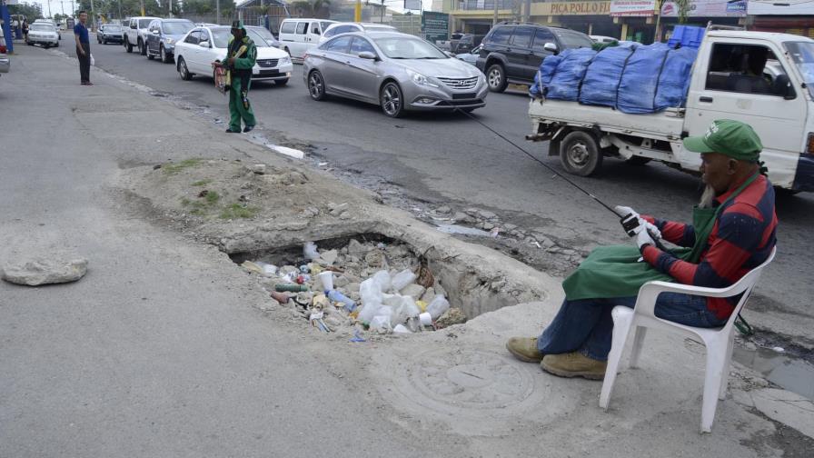 Un camión causa boquete en la Charles de Gaulle Un camión causa boquete en la Charles de Gaulle