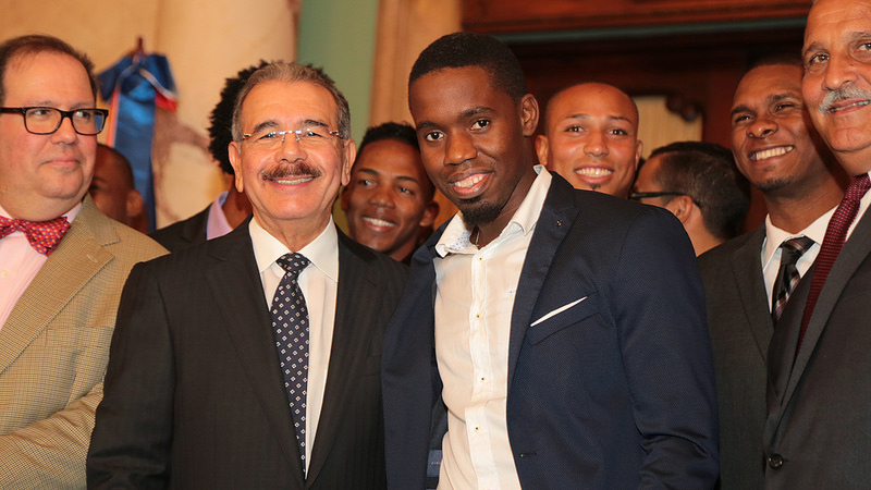 En primer plano, Felipe Vicini, Danilo Medina, Eury Pérez y Jaime David Fernández.