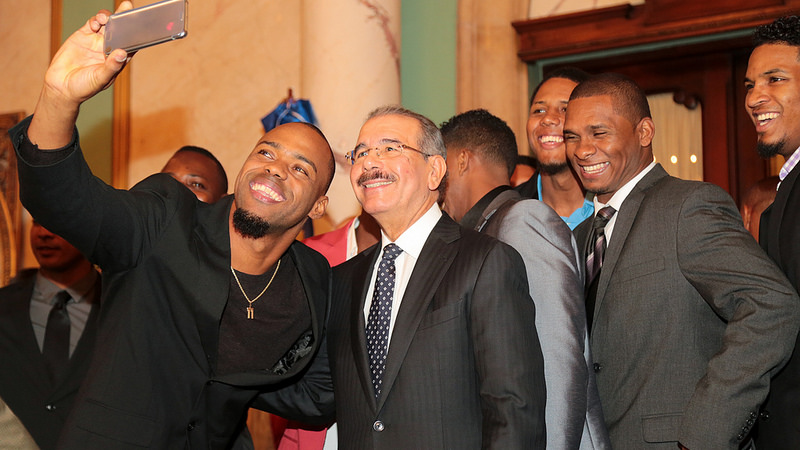 El receptor Wilkin Castillo se toma un selfie con Danilo Medina.