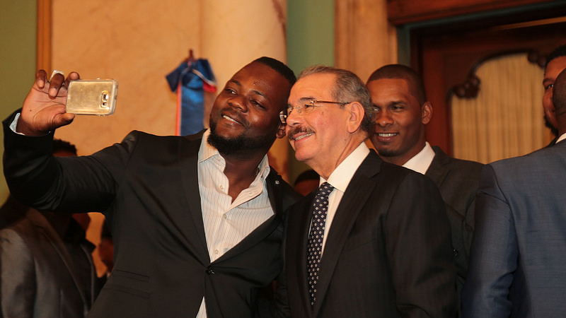 El relevista Fernando Rodney se autoretrata con el primer mandatario.