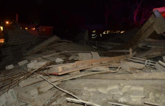 Un muerto y cuatro heridos al desplomarse construcción de tres niveles Un muerto y cuatro heridos al desplomarse construcción de tres niveles