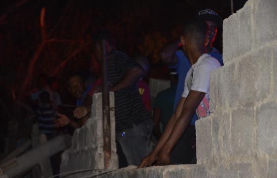 Un muerto y cuatro heridos al desplomarse construcción de tres niveles Un muerto y cuatro heridos al desplomarse construcción de tres niveles