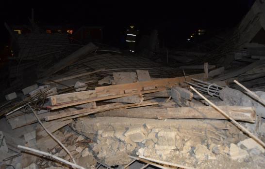 Un muerto y cuatro heridos al desplomarse construcción de tres niveles Un muerto y cuatro heridos al desplomarse construcción de tres niveles
