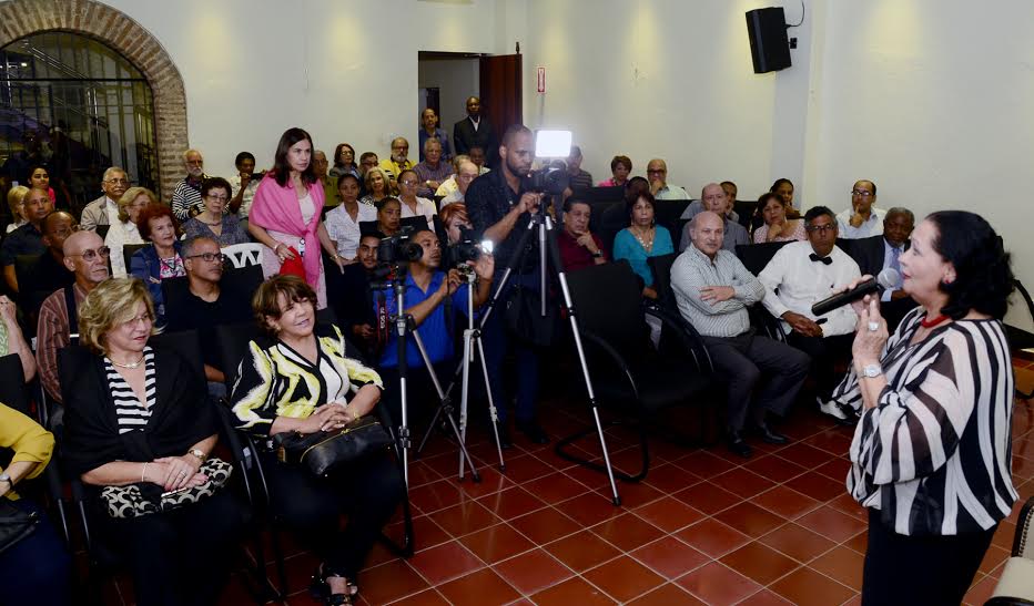 Luchy Vicioso conversa con el público en el Centro Cultural Banreservas.