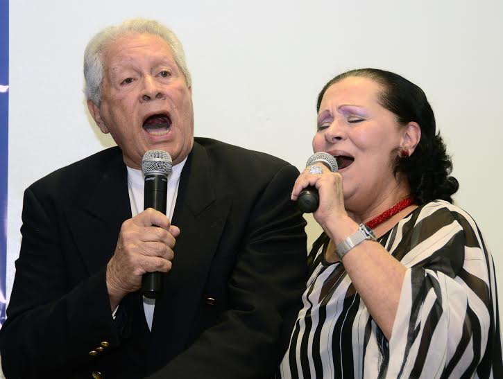 Luchy Vicioso y Fernando Casado  cantan “Como me besabas tú”, en un conversatorio en el Centro Cultural Banreservas. 