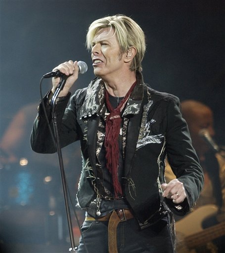 Fotografía de archivo del 15 de diciembre de 2003 del cantautor David Bowie durante un concierto de su gira A Reality Tour en el Madison Square Garden en Nueva York. 
