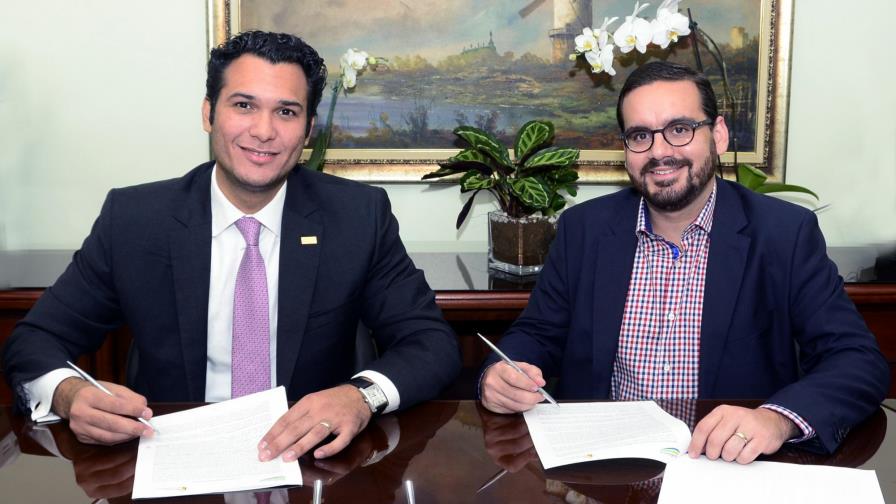 Banreservas y la Fundación Central Barahona firman acuerdo