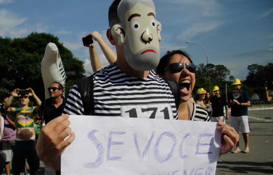 El carnaval llena de alegría Latinoamérica en medio de  los estragos  del zika y El niño 