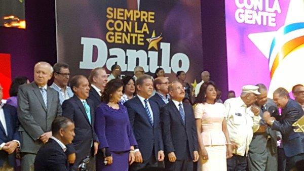 Leonel Fernández y Danilo Medina, en un abrazo frío y diplomático