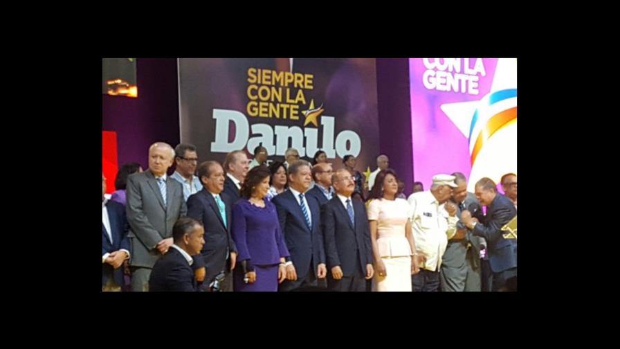 Leonel Fernández y Danilo Medina, en un abrazo frío y diplomático Leonel Fernández y Danilo Medina, en un abrazo frío y diplomático