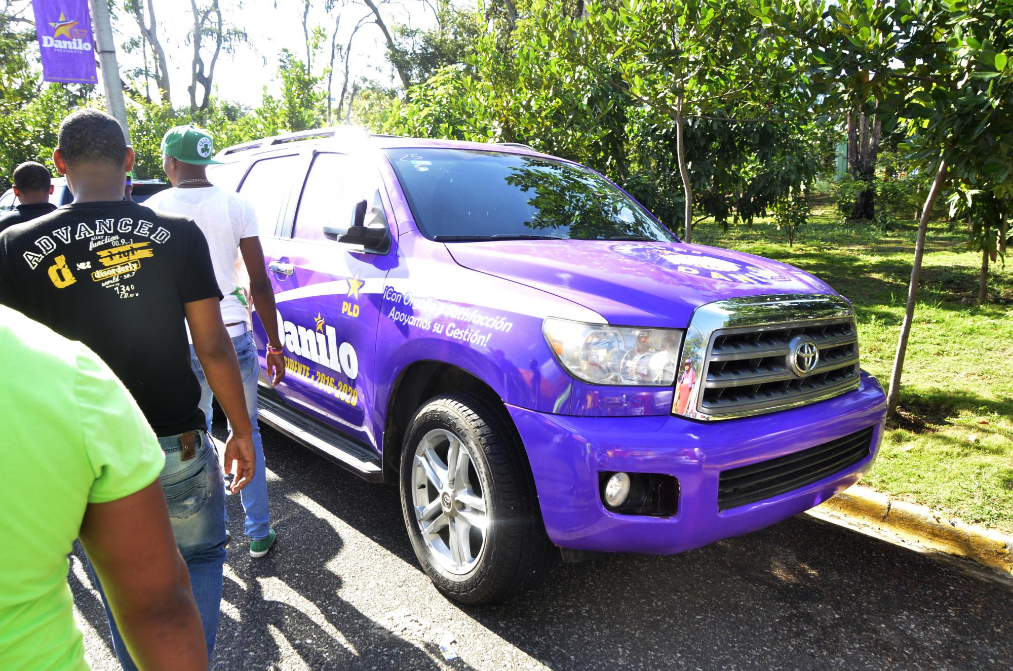 Hasta los vehículos estaban morados 