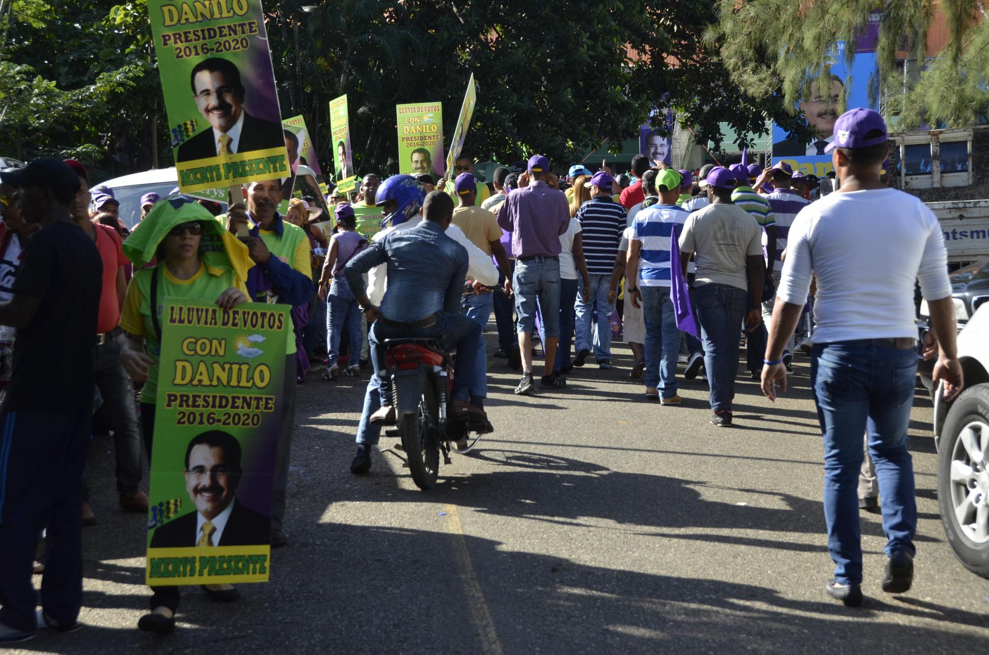 Peledeistas y miembros de partidos aliados portaban pancartas a favor de la candidatura presidencial de Danilo Medina