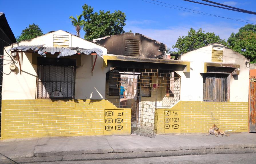Un siniestro arrasa con dos casas en Santiago