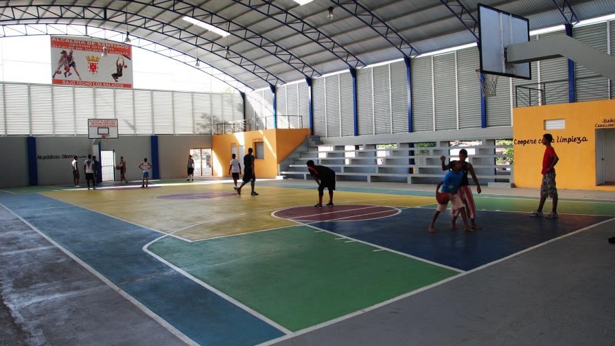 Ayuntamiento construye techado en sector Los Salados