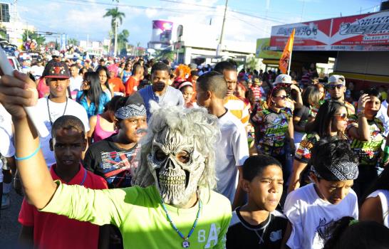 Miles de personas asisten al inicio del Carnaval Vegano 