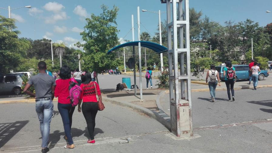 Estudiantes van a la UASD con la esperanza de que profesores desistan del paro