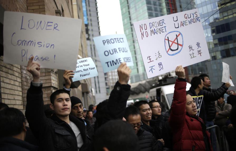 Choferes de Uber protestan por reducción de tarifas en NY