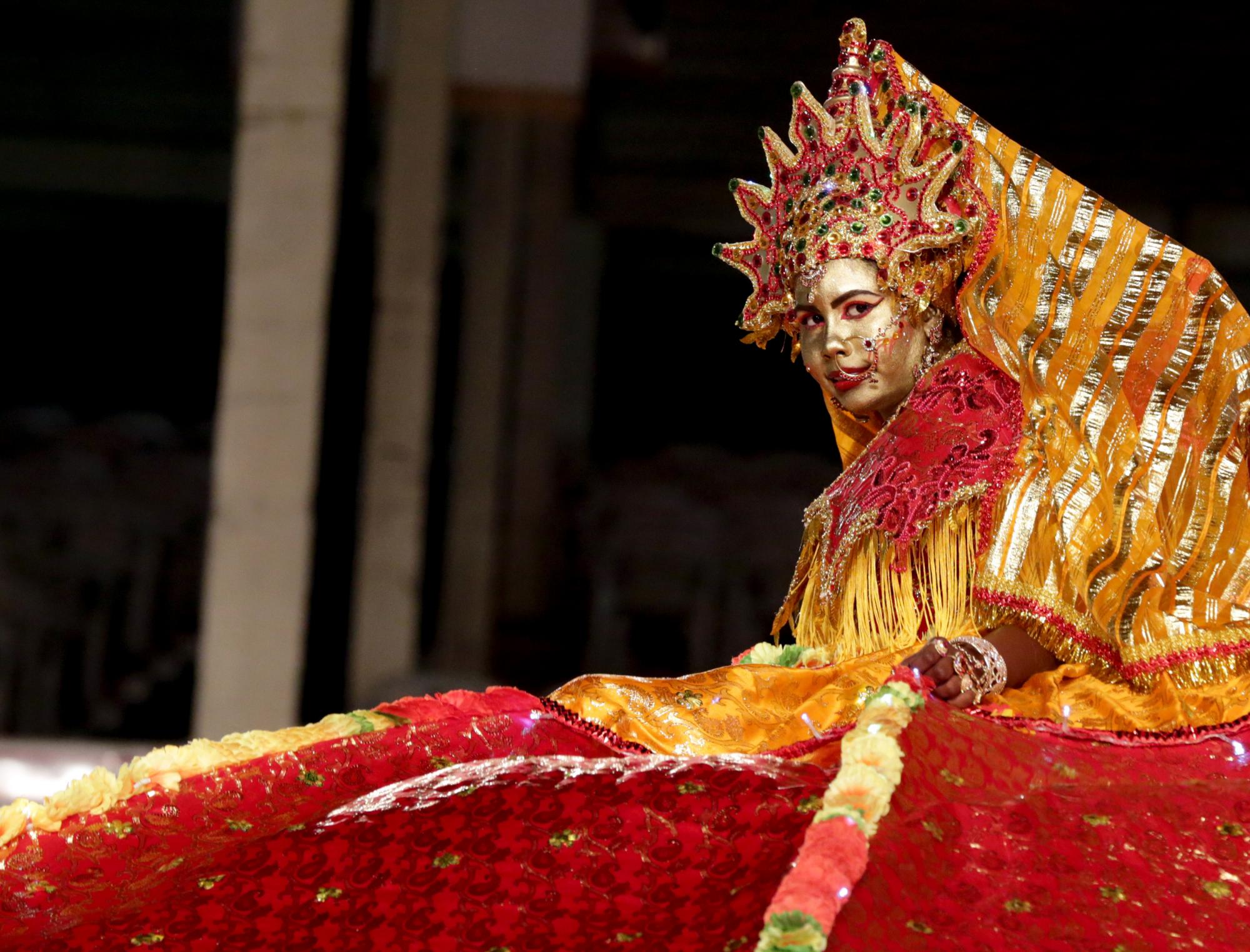 PUERTO ESPAÑA .- Ashley Rambharose presenta su traje Maharani Queen en la fase final de la competición del Rey y la Reina Junior del Carnaval en el Parque Savannah de Puerto España (Trinidad y Tobago) este martes 2 de febrero de 2016. 