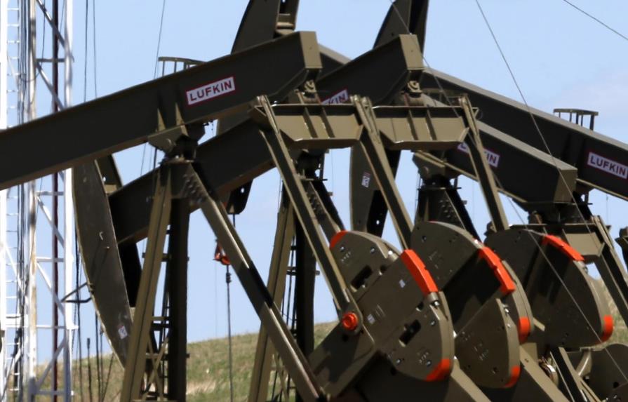 El precio del petróleo de Texas sube un 8,03 % y cierra en 32,28 dólares