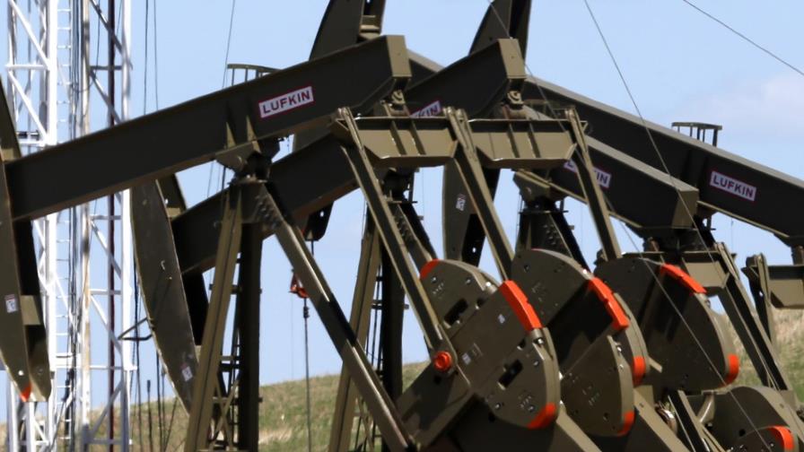 El precio del petróleo de Texas sube un 8,03 % y cierra en 32,28 dólares