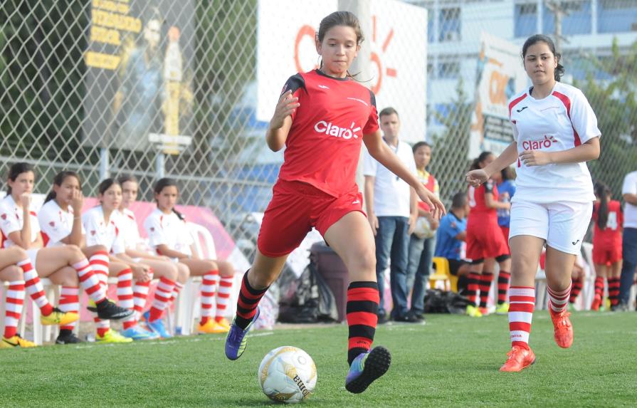Tres equipos lideran etapa Santiago del Intercolegial Claro de Futsal Femenino