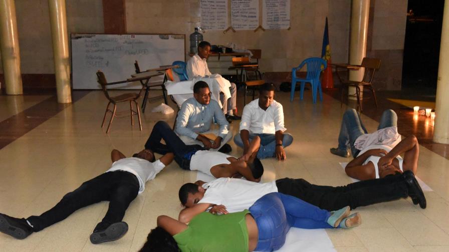 Estudiantes siguen en huelga de hambre en reclamo de docencia en la UASD Estudiantes siguen en huelga de hambre en reclamo de docencia en la UASD