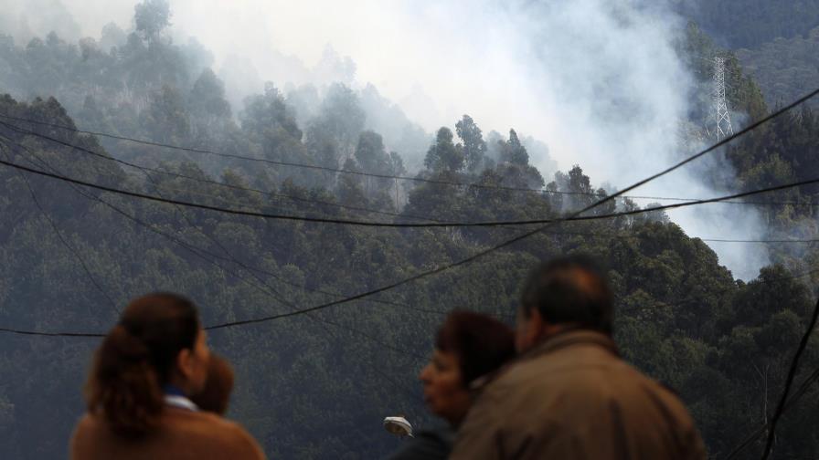 Incendio en cerros de Bogotá está controlado en un 70 % pero sigue “activo”