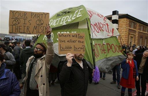 Protestan por el retiro de indigentes de zona del Super Bowl 