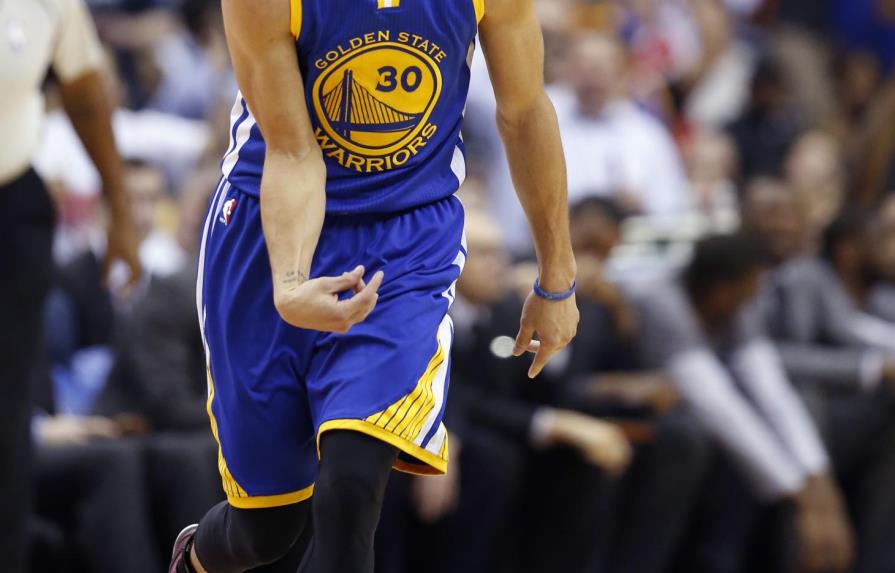  Stephen Curry guía a Warriors en su 8vo triunfo en fila; encestó 51 puntos