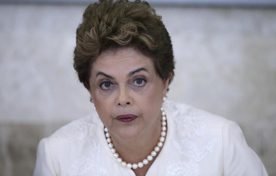 Dilma Rousseff dice que trabaja para que 2016 marque la “retomada del crecimiento”