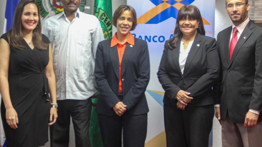 El banco ADOPEM y la UCE firman acuerdo El banco ADOPEM y la UCE firman acuerdo