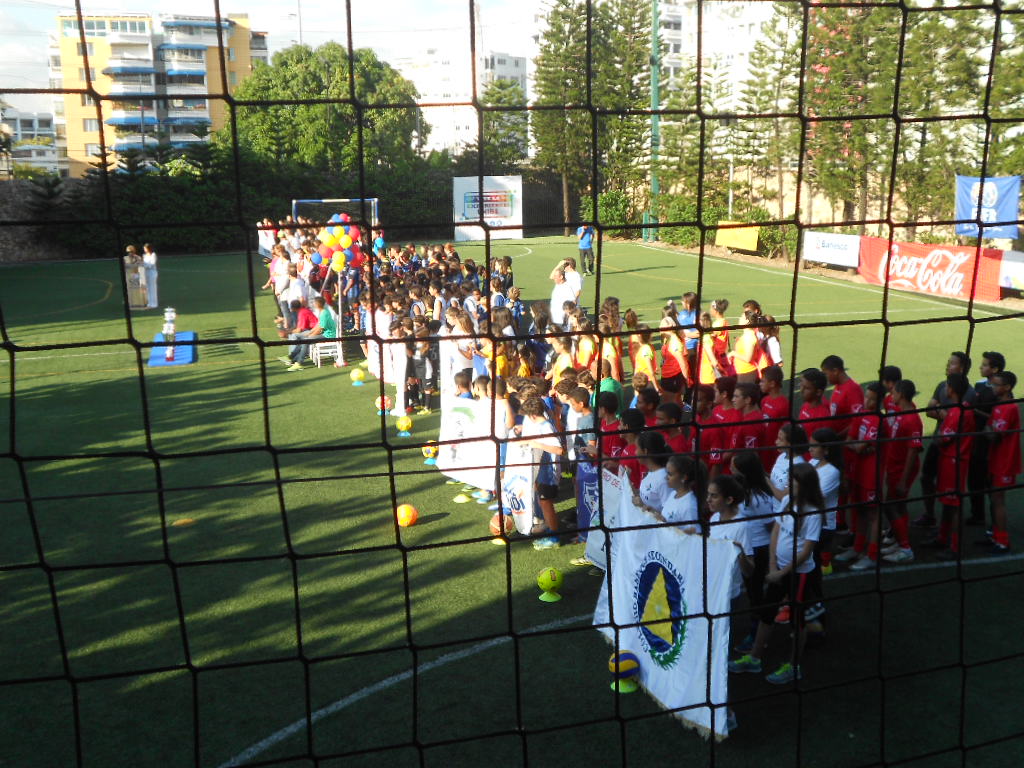 Los estudiantes integrados en varios equipos, desfilan en el inicio de la actividad.