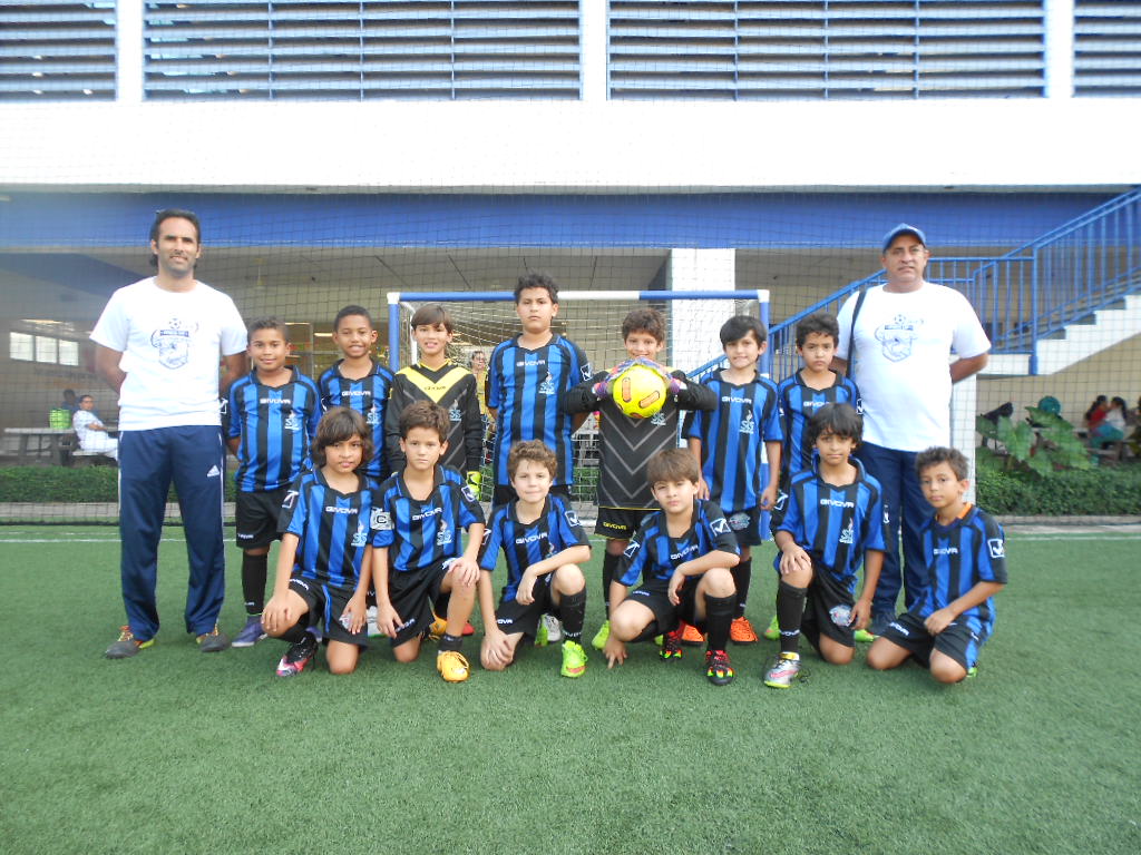 El equipo de baloncesto que representa el Saint Joseph School.      