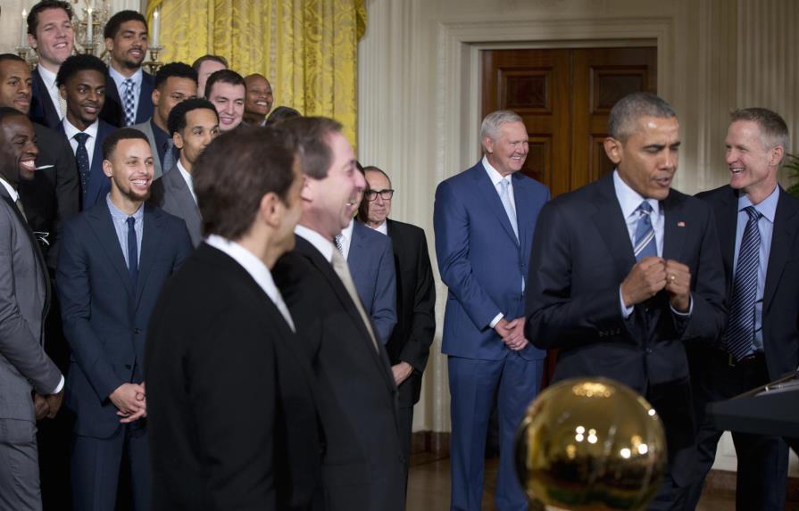 Obama recibe a los Warriors, bromea con Curry y rememora a Steve Kerr